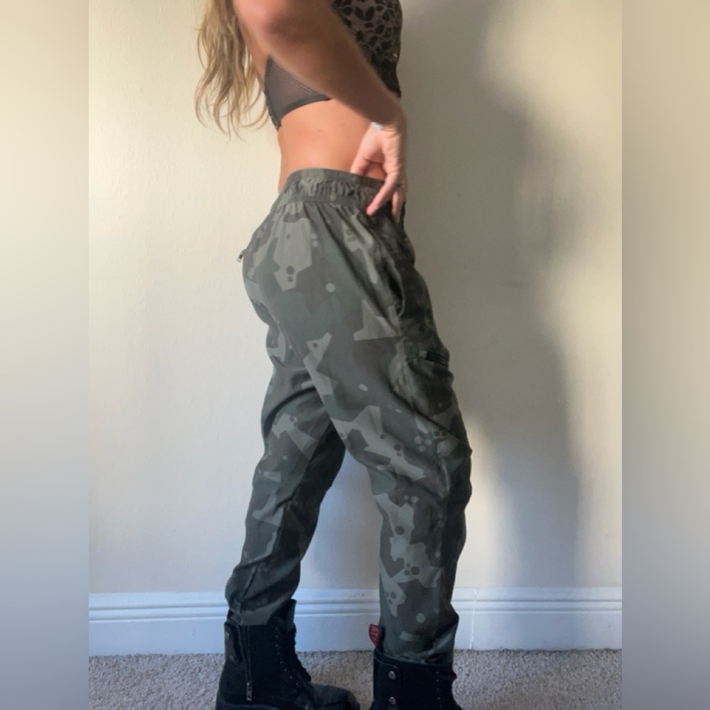 Under Armour Menβs Camo Cargo Jogger PantsππSmall ππ - Picture 6 of 12